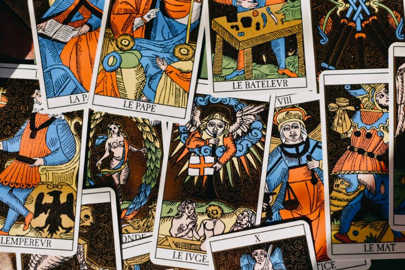 Hình ảnh một người đang bói bài Tarot, cố gắng giải mã ý nghĩa của các lá bài.