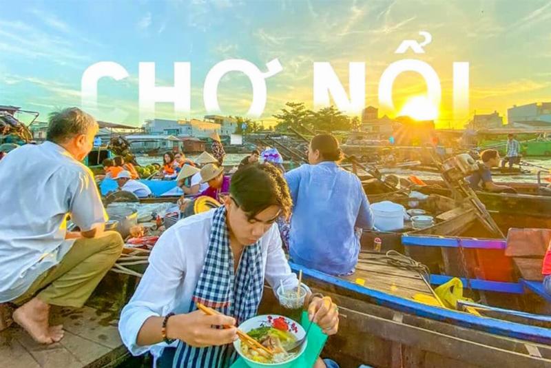 Miền Tây Sông Nước cho người già: Hình ảnh du thuyền trên sông, tham quan chợ nổi, vườn trái cây.