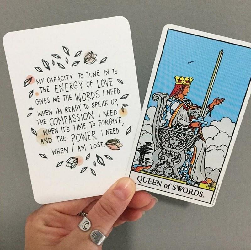 Queen of Swords kết hợp với các lá bài khác mang đến nhiều ý nghĩa khác nhau trong tình yêu