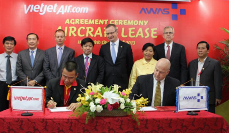 Hinh anh nhan vien dang xep hang ly vao buong hang cua may bay airbus a320 vietjet