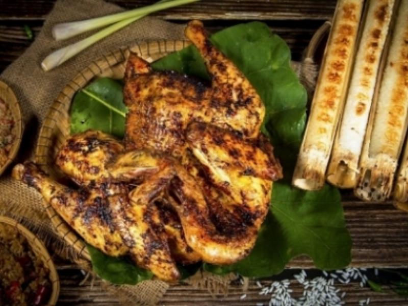 Món gà nướng cơm lam đặc sản tại khu du lịch Măng Đen