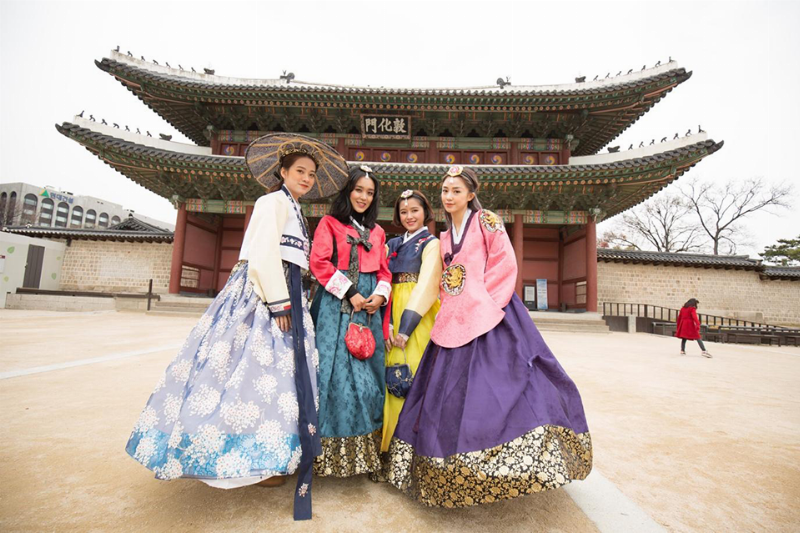 Du khách trải nghiệm mặc Hanbok truyền thống tại cung điện ở Seoul dịp Tết Seollal