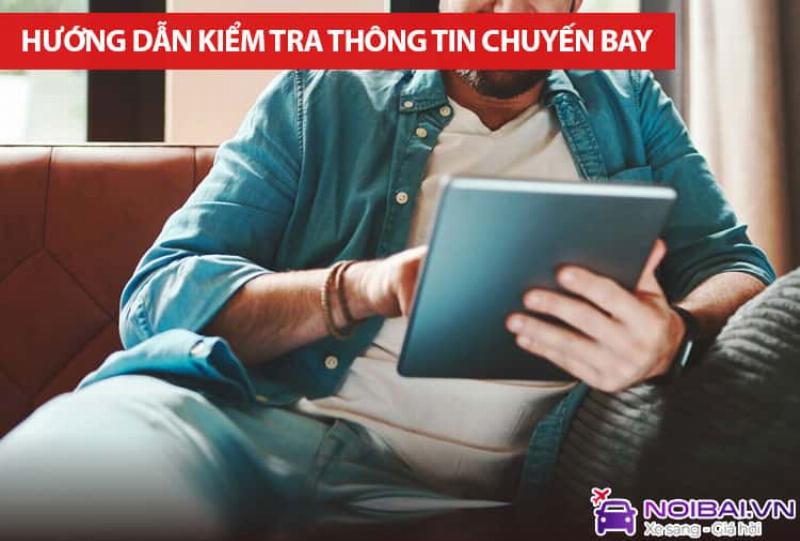 Hành khách kiểm tra thông tin chuyến bay