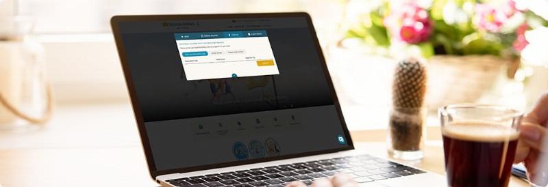 Hành khách làm thủ tục ký gửi hành lý tại quầy check-in sân bay