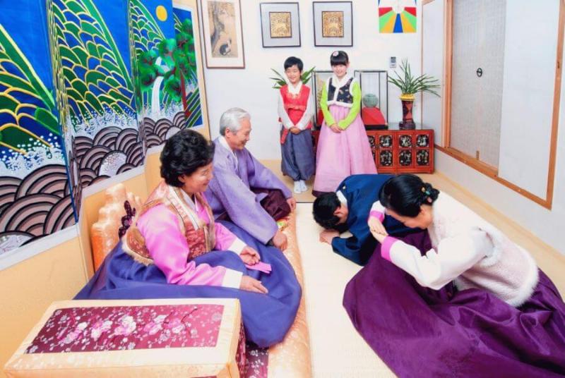 Gia đình Hàn Quốc thực hiện nghi lễ Sebae, con cháu cúi lạy chúc Tết ông bà nhận tiền mừng tuổi