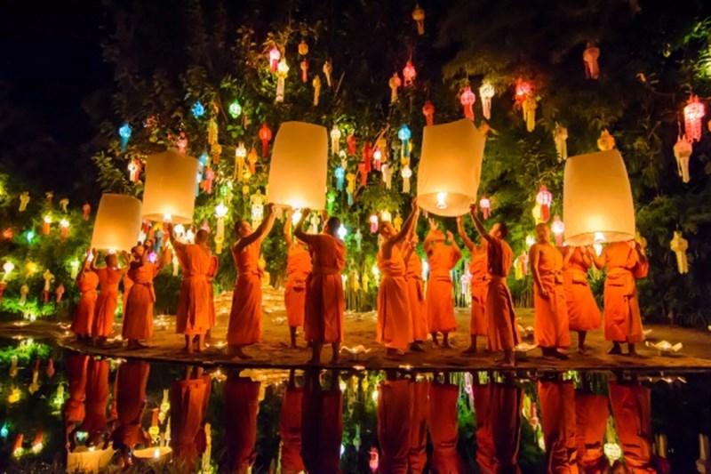 Khung cảnh huyền ảo của lễ hội thả đèn trời Chiang Mai với hàng ngàn đèn lồng bay lên bầu trời đêm
