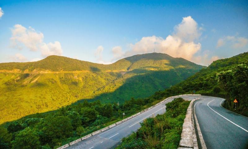 Một biển báo hoặc ký hiệu minh họa các lưu ý cần thiết khi ngắm hoàng hôn ở Đà Lạt, ví dụ: cẩn thận trơn trượt, chú ý thời tiết, giữ gìn vệ sinh