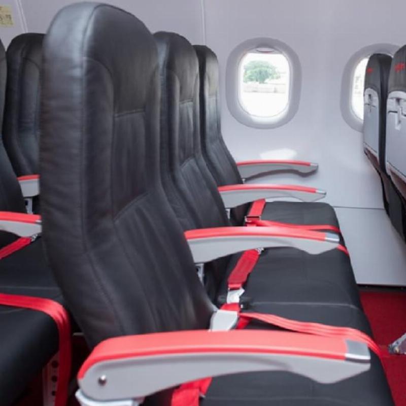 Ben trong cabin may bay airbus a320 vietjet voi hang ghe mau do dac trung va loi di giua