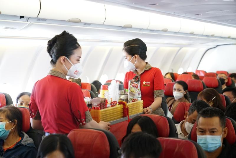 Suất ăn nóng hấp dẫn được phục vụ trên chuyến bay SkyBoss Business của Vietjet