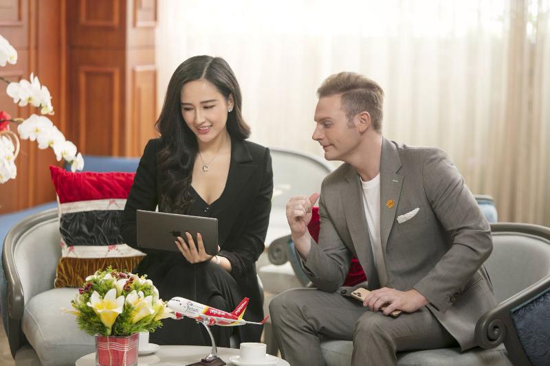Biển hiệu phòng vé Vietjet Air có ghi rõ giờ làm việc